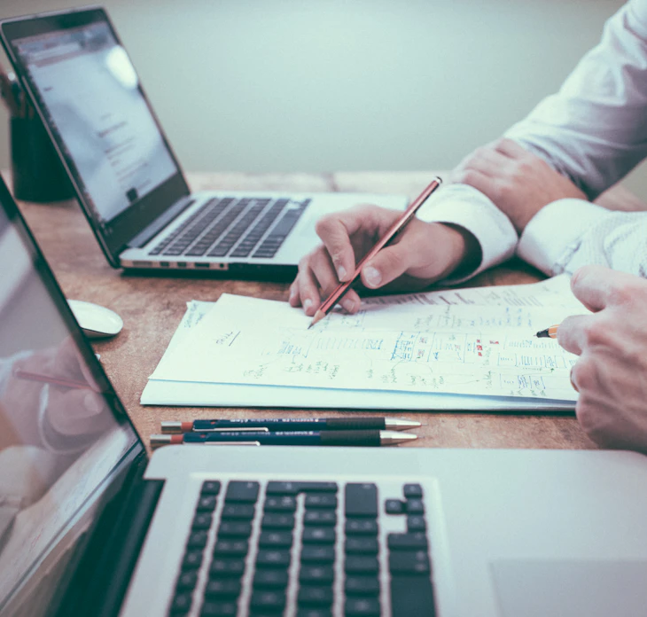 Financial advisor web design strategy session in Dubai